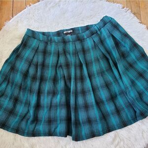 Women's Hot Topic Green and Black Plaid Mini  Skater Skirt Size Medium